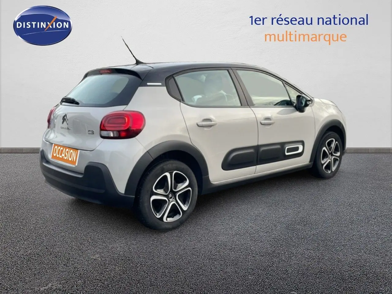 Vue 3/4 arrière droite d'une Citroën C3 2022 sable métal avec protections latérales noires et jantes alliage.