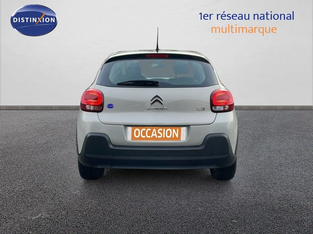 Vue arrière de la Citroën C3 2022 sable métal, avec feux rouges et plaque d’immatriculation orange "OCCASION".