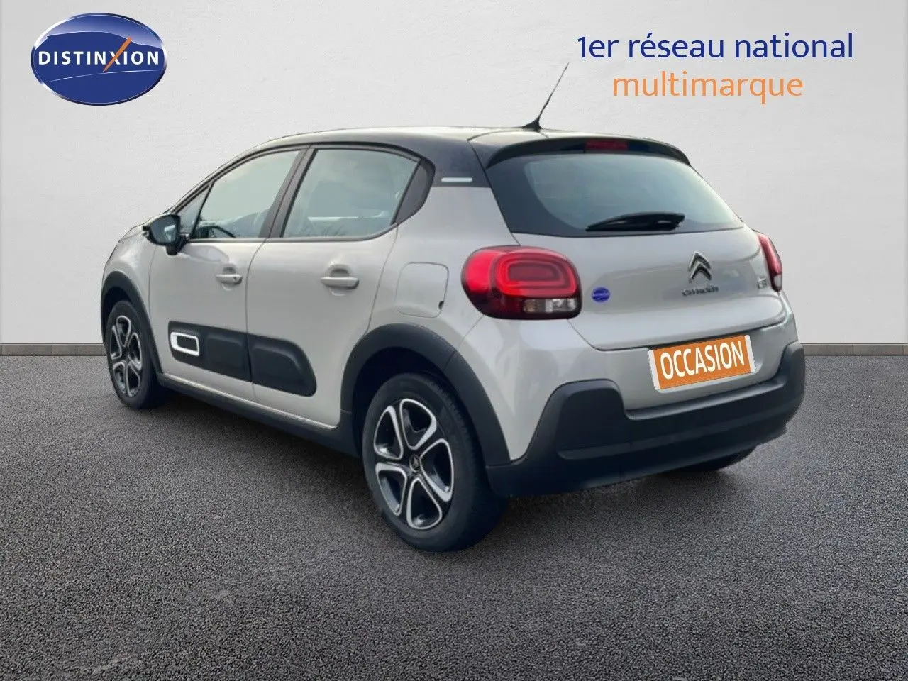 Vue 3/4 arrière gauche d'une Citroën C3 2022 sable métal avec protections latérales noires et jantes stylisées.
