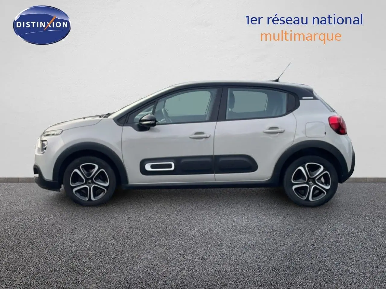 Vue de profil côté gauche d'une Citroën C3 2022 sable métal avec protections latérales noires et jantes stylisées.