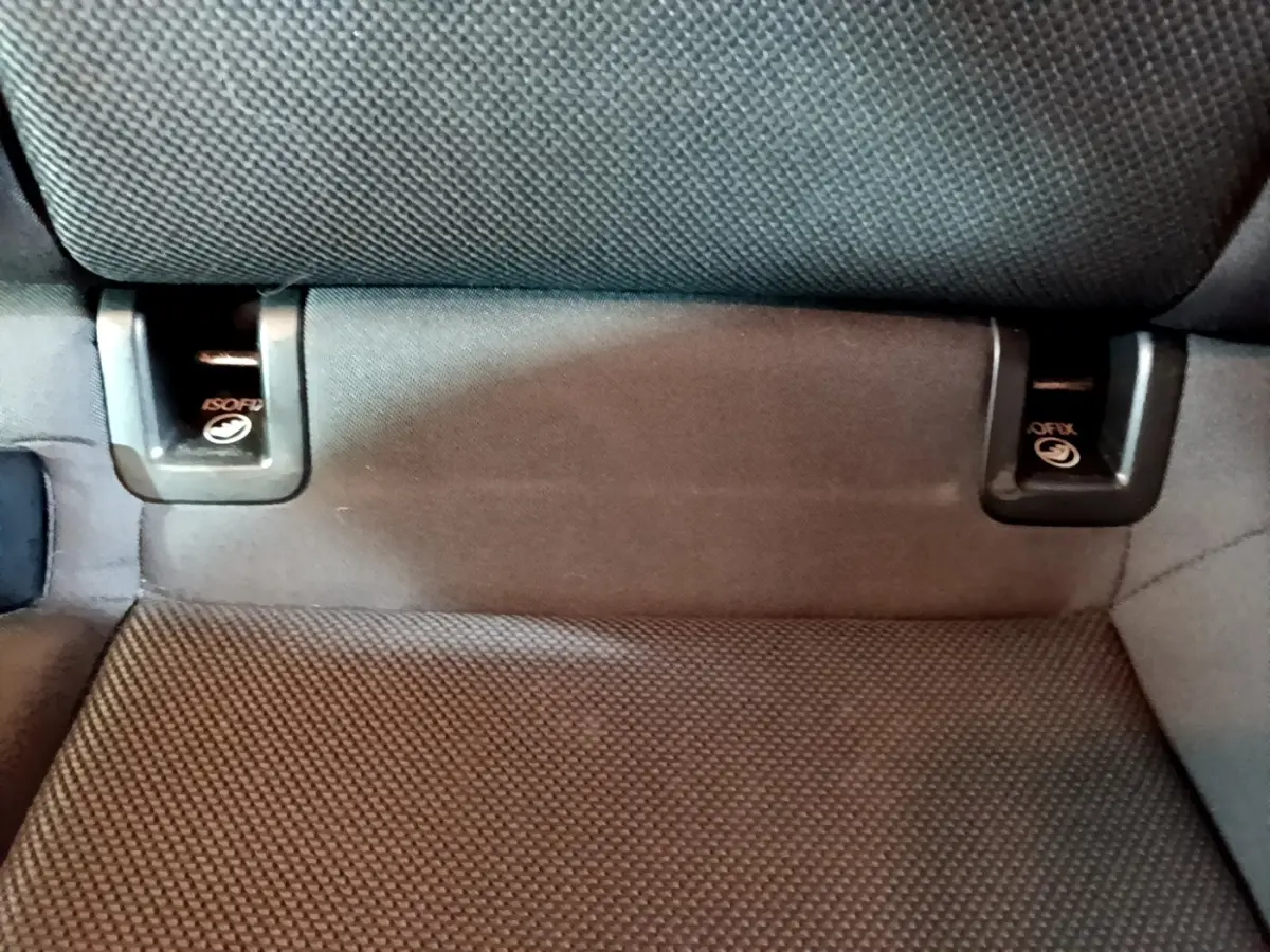 Gros plan sur la banquette arrière grise de l’Audi A3 30 TDI 2019 avec fixations ISOFIX visibles.