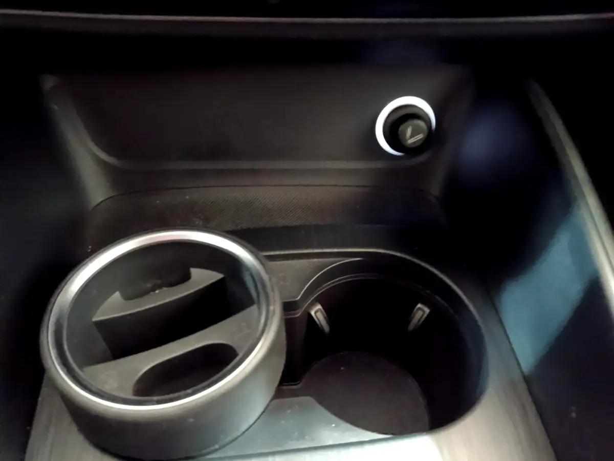 Gros plan sur les porte-gobelets et prise 12V dans l'habitacle noir de l'Audi A3 30 TDI Business Line 2019.