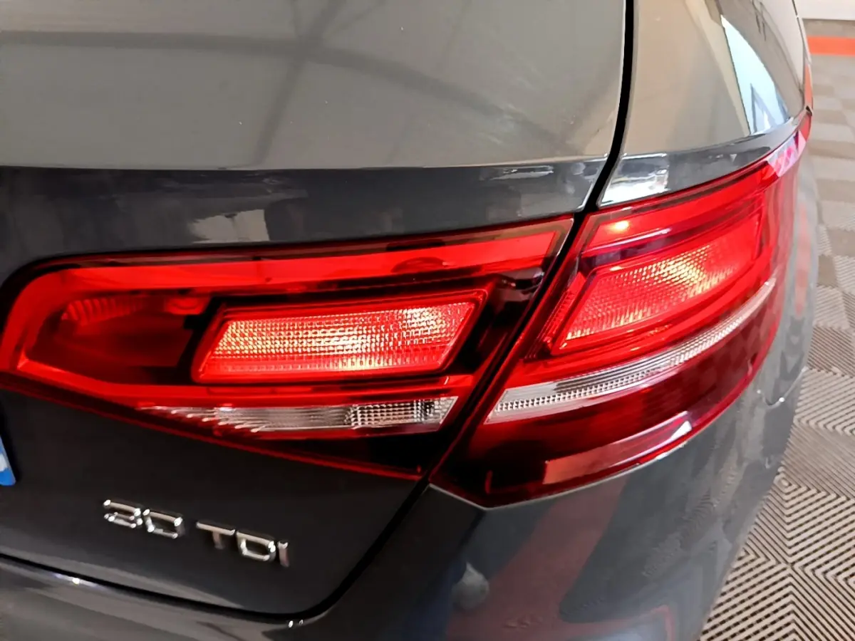 Gros plan sur le feu arrière droit rouge d’une Audi A3 gris foncé 30 TDI 2019 avec logo visible.