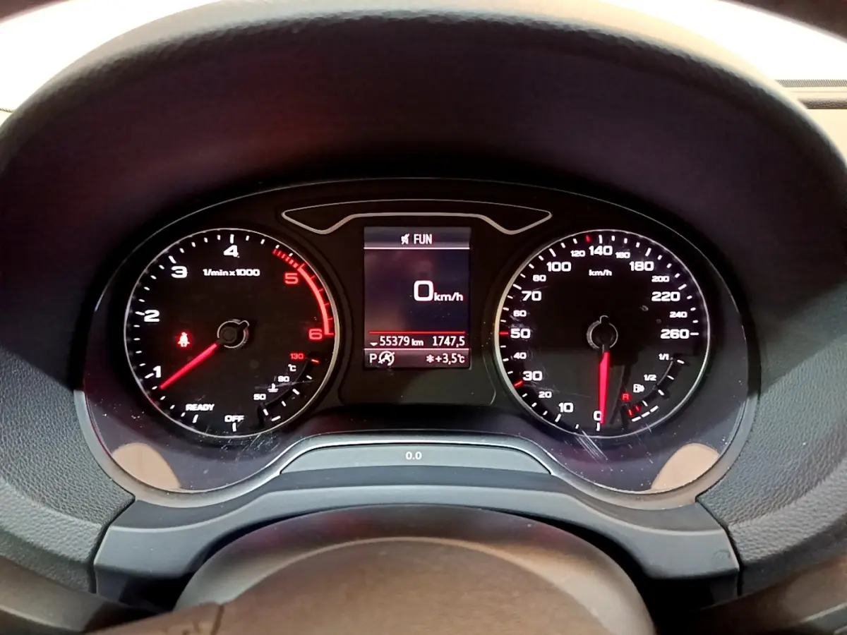 Vue rapprochée du tableau de bord numérique de l'Audi A3 30 TDI 116 S Tronic Business Line avec affichage vitesse et compte-tours.