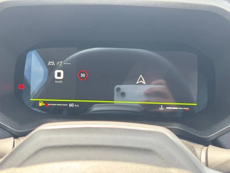 Tableau de bord numérique du Dacia Bigster 2025, affichage vitesse à 0 km/h et limite à 30 km/h, vue frontale rapprochée.