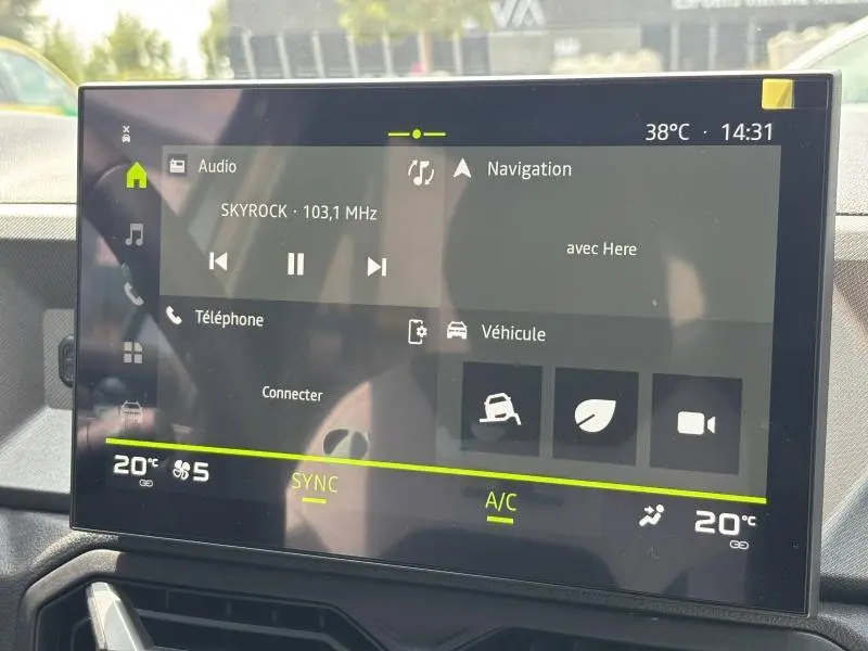 Écran tactile central du tableau de bord du Dacia Bigster 2025 affichant radio, navigation et climatisation.