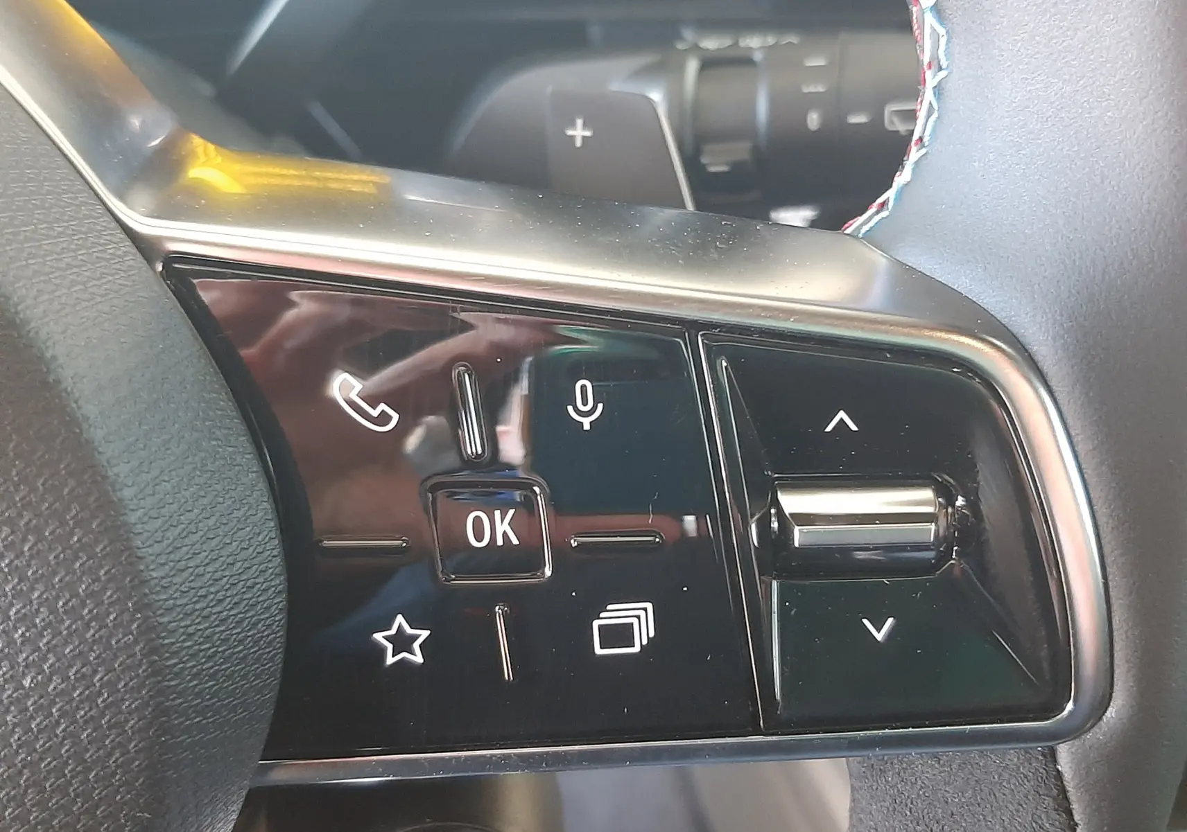 Gros plan sur les commandes multifonctions à droite du volant du Renault Austral 2025, finition Esprit Alpine.