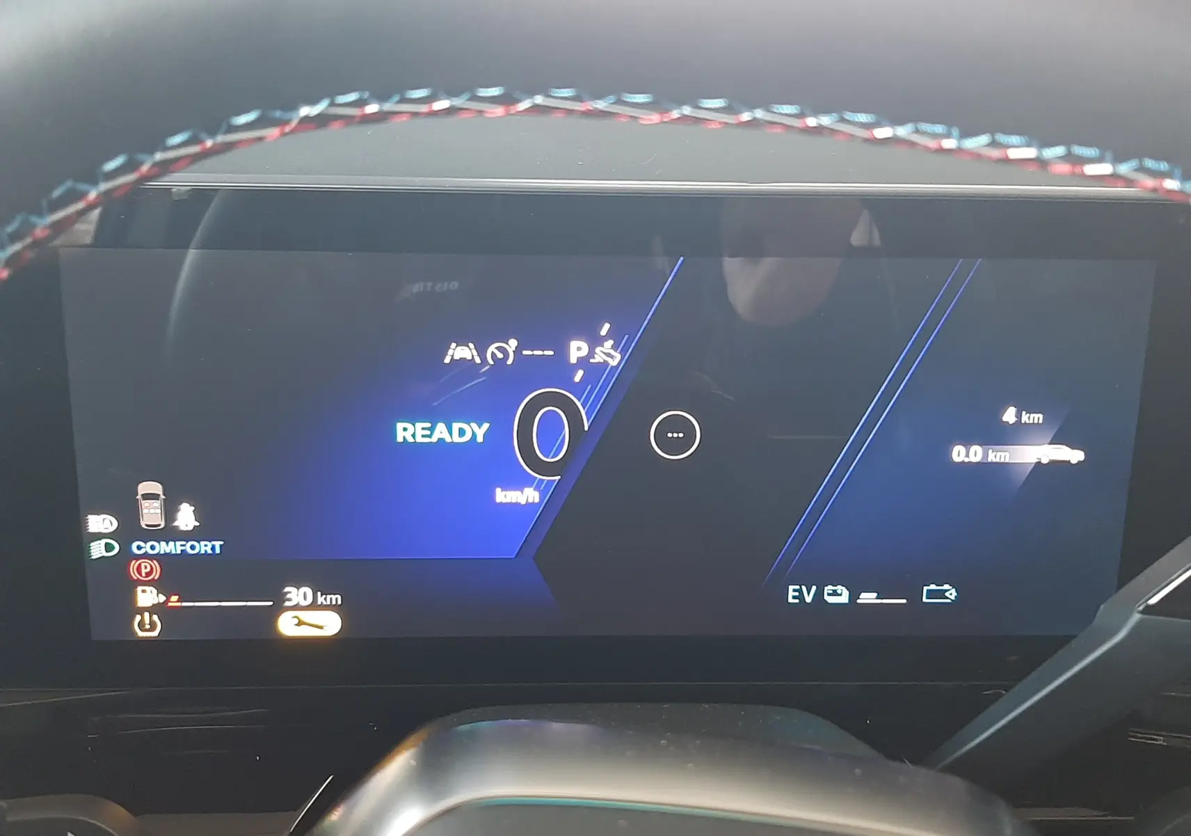 Tableau de bord numérique du Renault Austral E-Tech hybride 2025, affichage mode confort et vitesse à zéro.