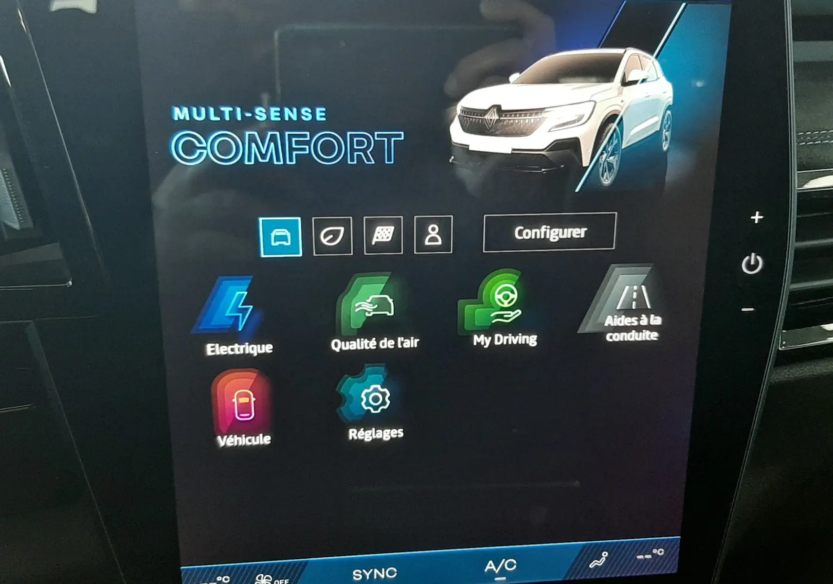Écran tactile intérieur du Renault Austral 2025 montrant le mode Multi-Sense Comfort avec illustration du SUV blanc nacré toit noir.