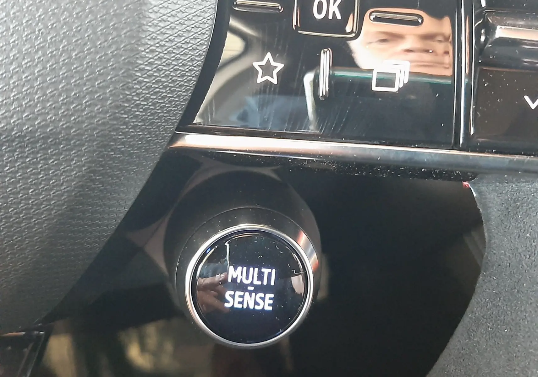 Gros plan sur le bouton Multi Sense du tableau de bord du Renault Austral 2025, finition Esprit Alpine.