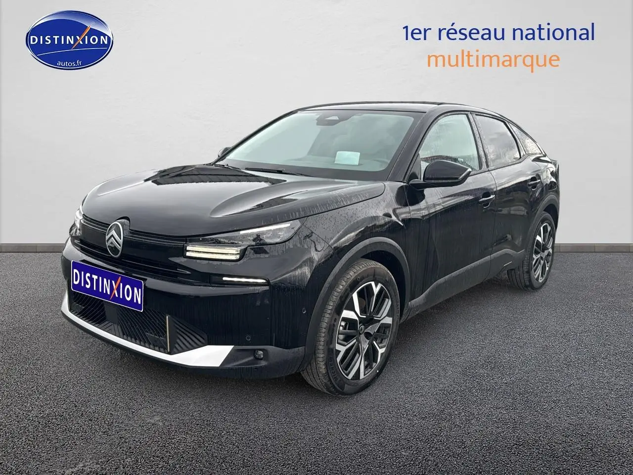 Citroën C4 hybride noire vue en 3/4 avant droit, avec jantes alu et feux LED distinctifs.