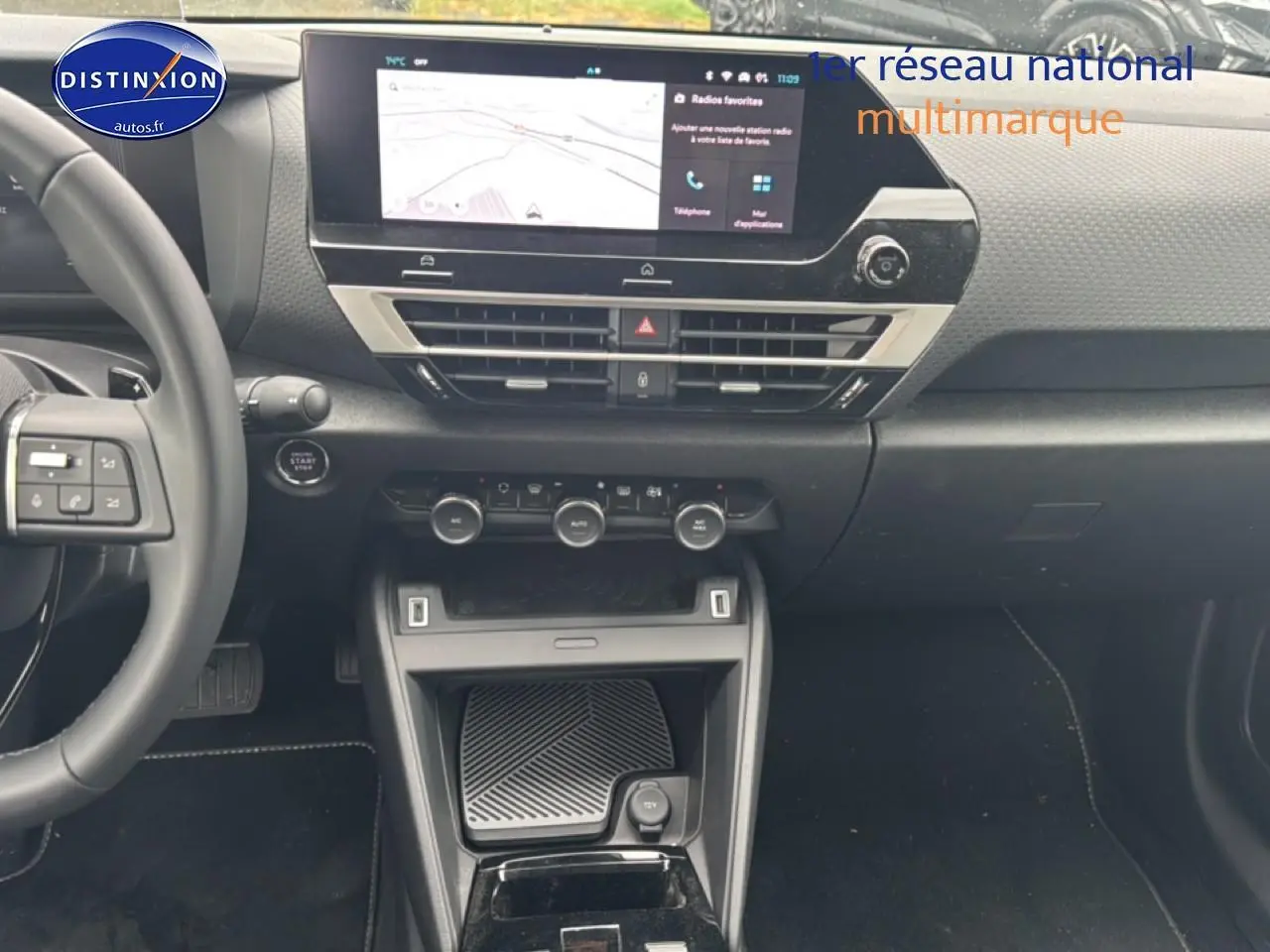 Vue intérieure centrée sur la console centrale et l’écran tactile du tableau de bord d’une Citroën C4 noire 2025.