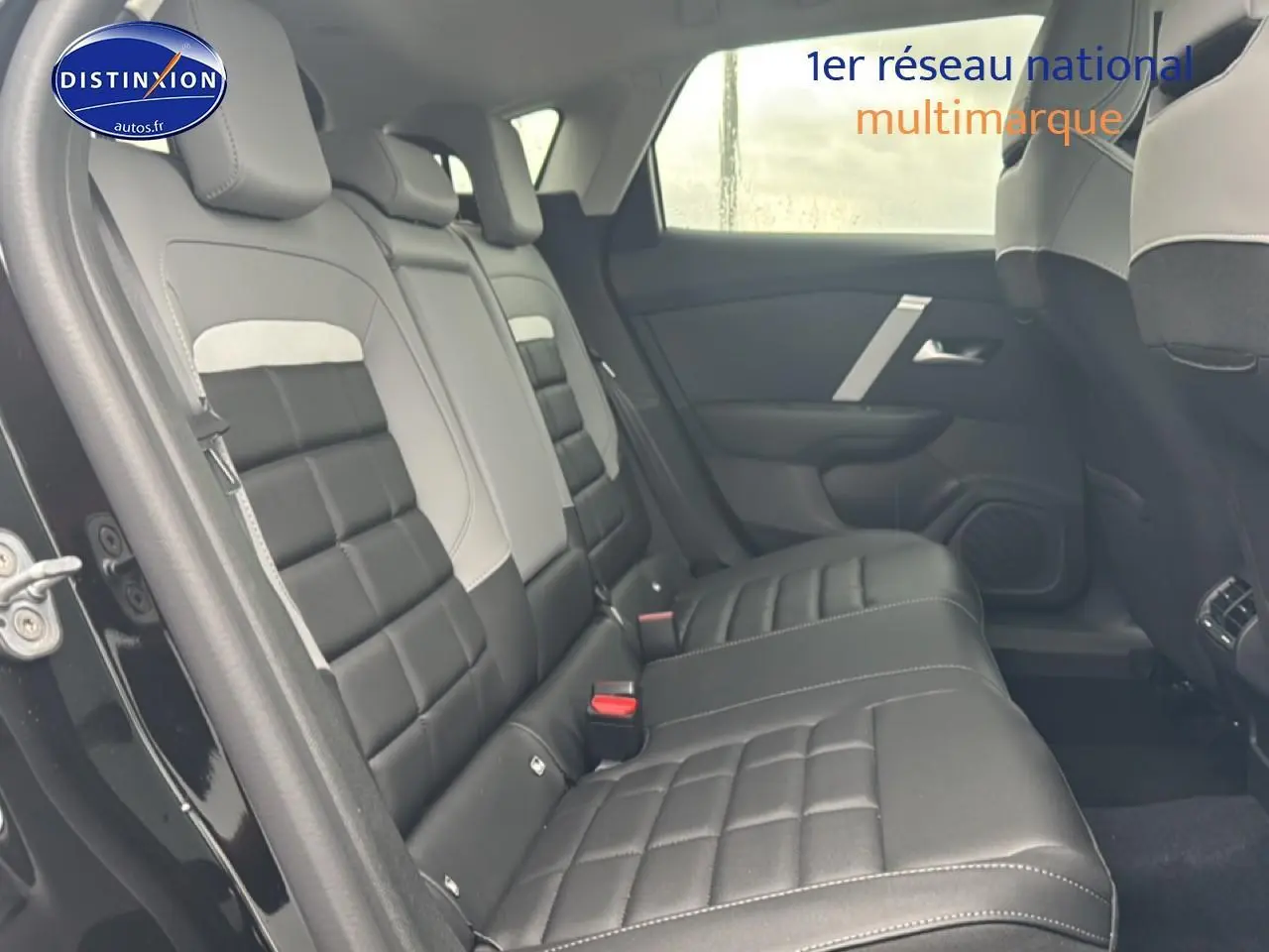Vue latérale gauche de la banquette arrière en cuir noir et gris de la Citroën C4 hybride 2025.