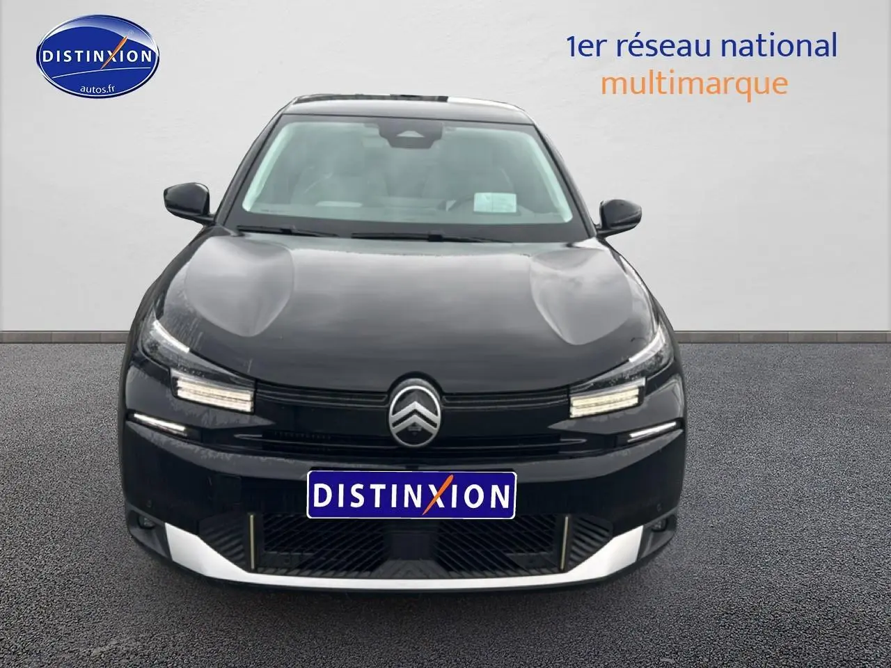 Vue frontale d'une Citroën C4 noire 2025 avec phares LED et calandre noire brillante.