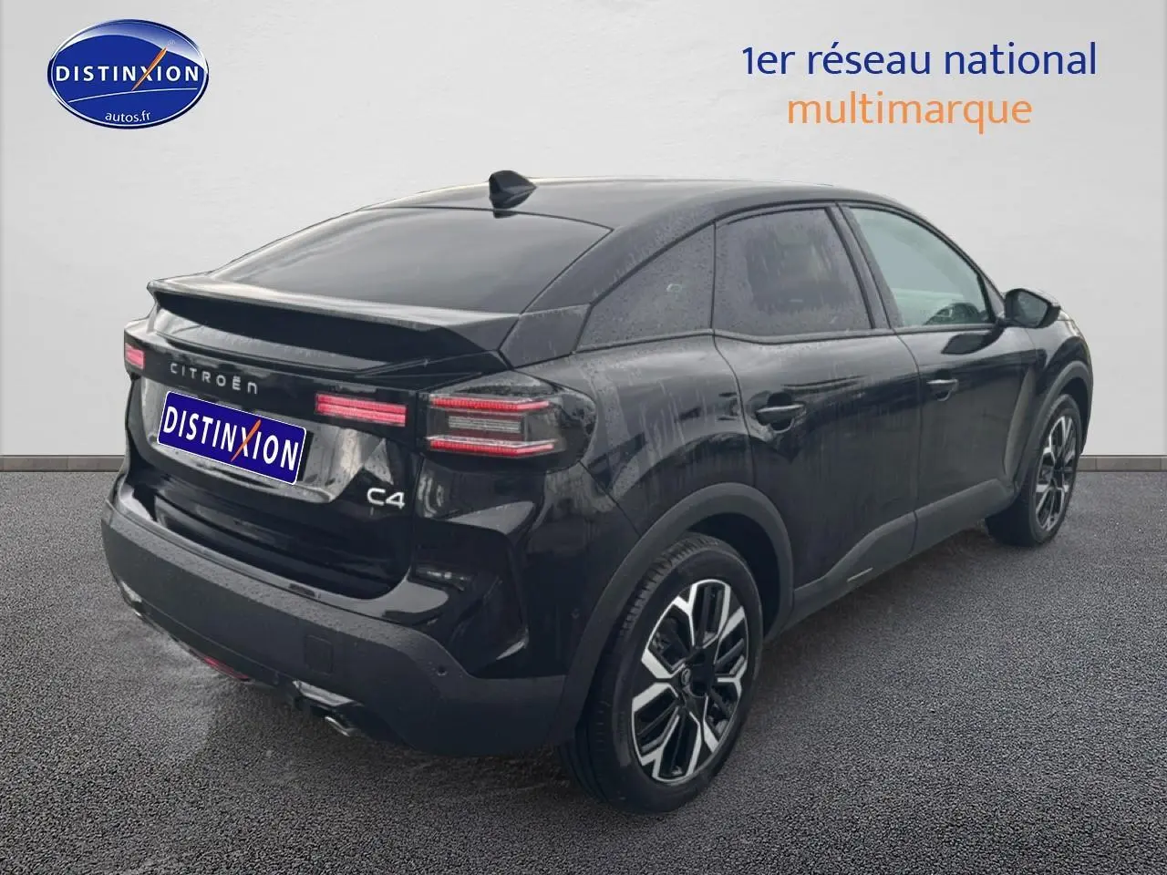 Vue 3/4 arrière droite d'une Citroën C4 noire 2025 avec feux arrière LED et jantes alliage distinctives.