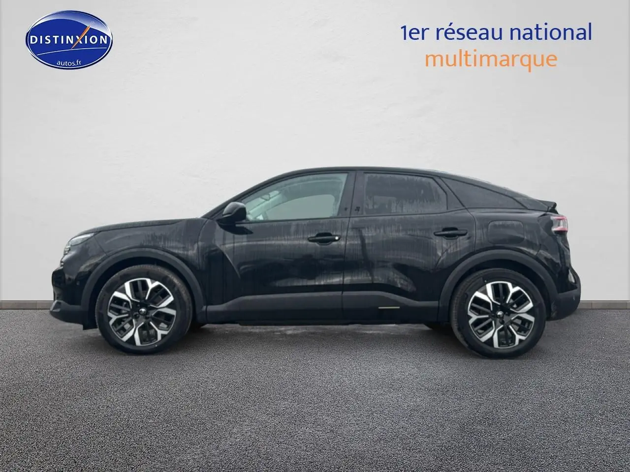 Profil côté gauche d'une Citroën C4 noire 2025 avec jantes alu et lignes épurées sur fond neutre.