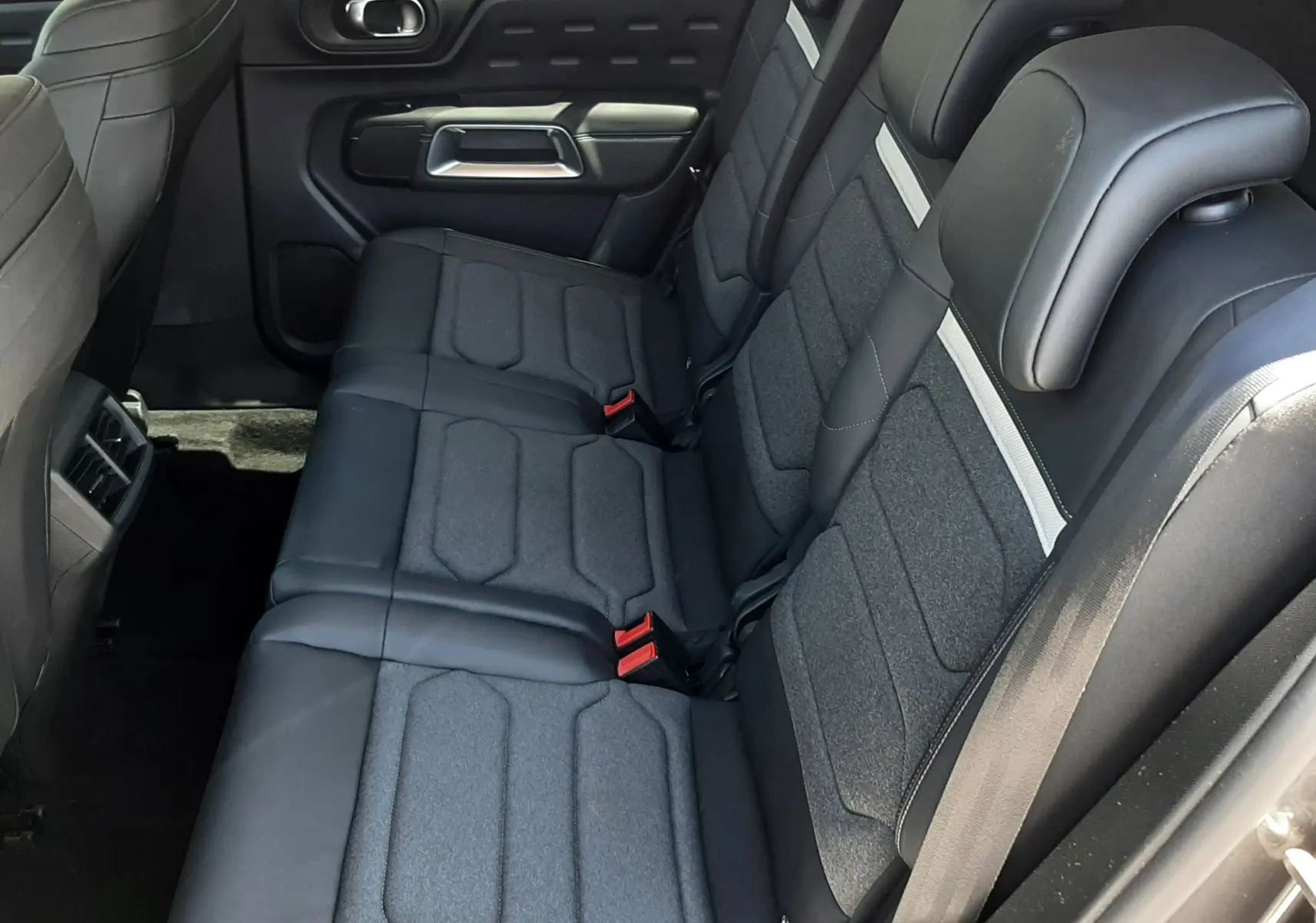 Vue intérieure côté droit des sièges arrière en tissu noir et cuir du Citroën C5 Aircross hybride 2025.