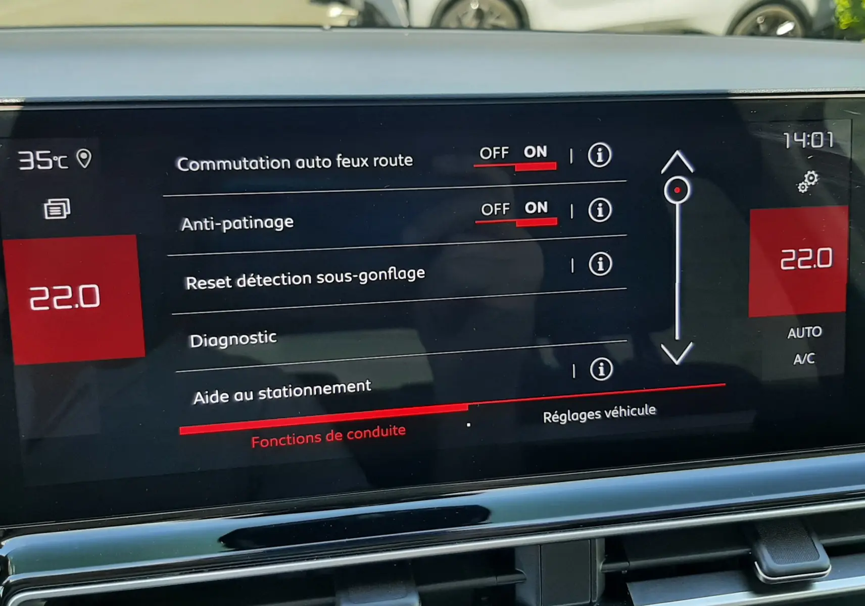 Écran tactile central du tableau de bord du Citroën C5 Aircross gris platinium, affichant les réglages d’aide à la conduite.