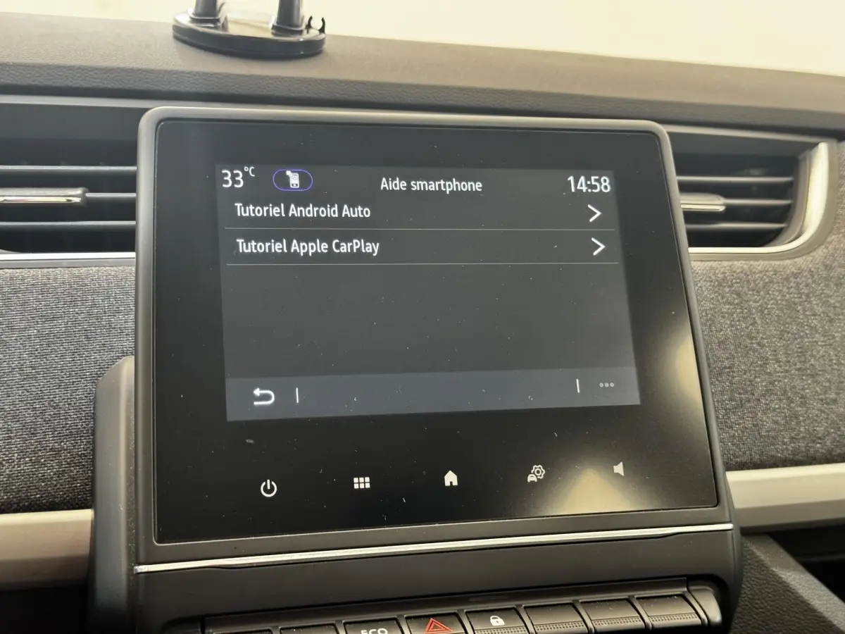 Écran tactile central de la Renault ZOE Iconic R135 2022 affichant tutoriels Android Auto et Apple CarPlay.