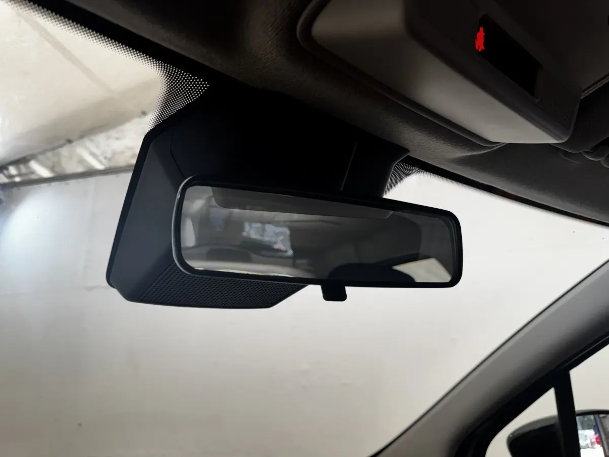 Rétroviseur intérieur de Renault ZOE blanc Iconic R135 2022 vu de près, avec plafond et pare-brise visibles.