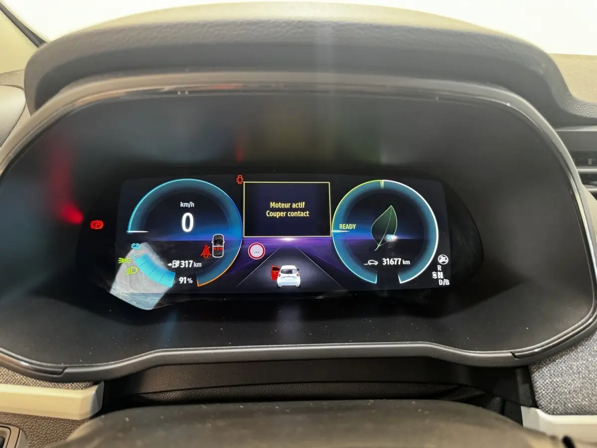 Affichage numérique du combiné d'instruments de la Renault ZOE blanche, vue frontale du tableau de bord.