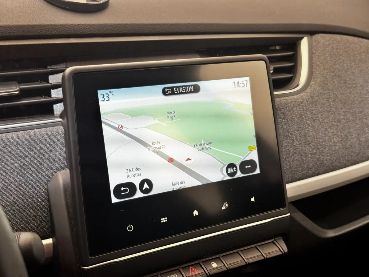 Écran tactile central affichant la navigation dans l’habitacle de la Renault ZOE blanche, vue rapprochée.