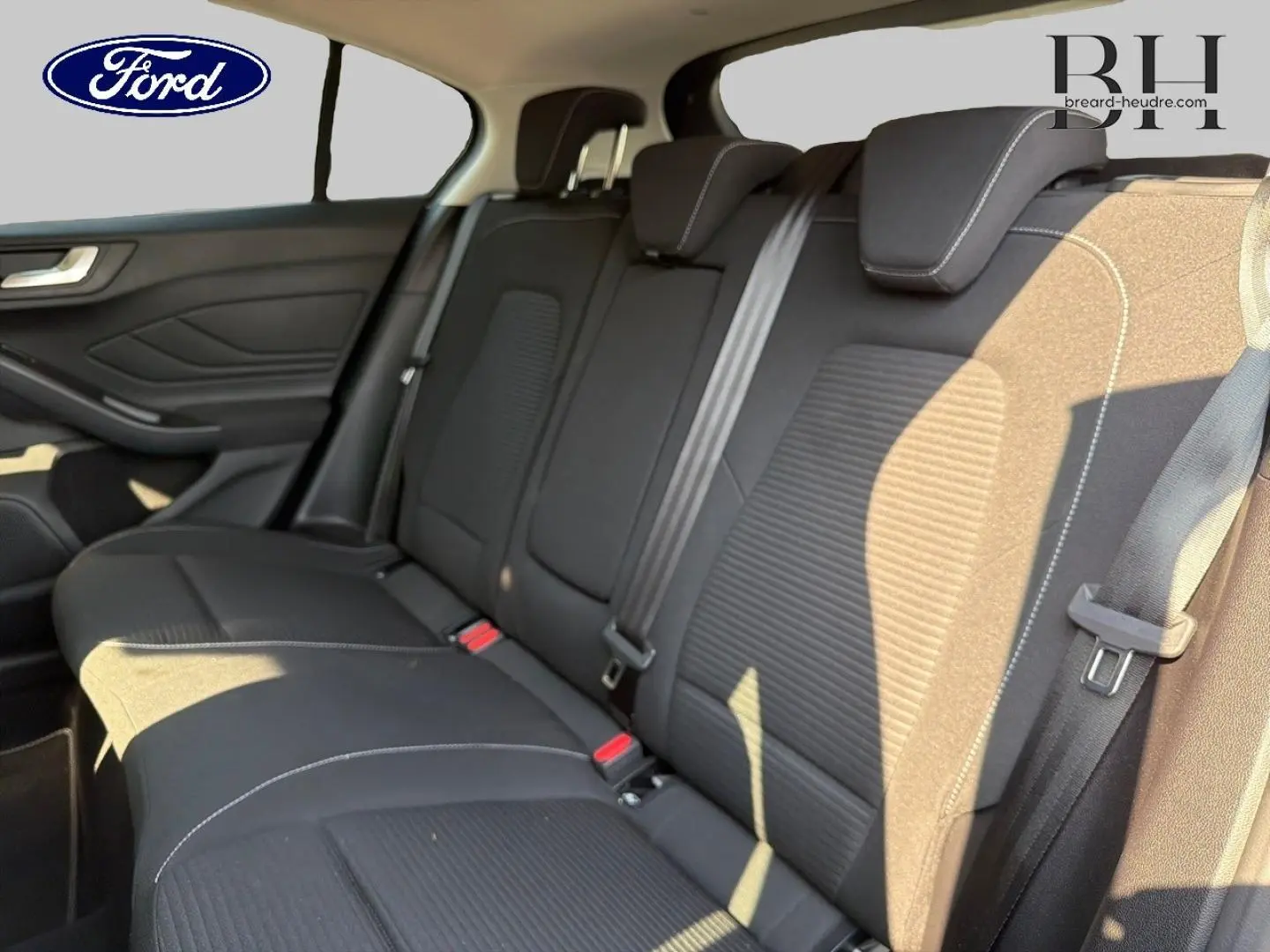 Vue intérieure montrant la banquette arrière noire avec surpiqûres blanches d'une Ford Focus 2023 Titanium X Business.