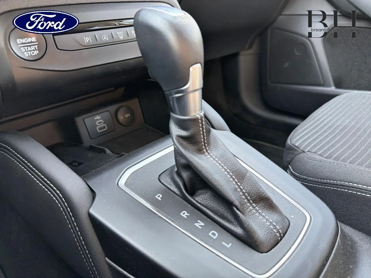 Le levier de vitesses automatique en cuir noir de la Ford Focus 2023, vue rapprochée de la console centrale.