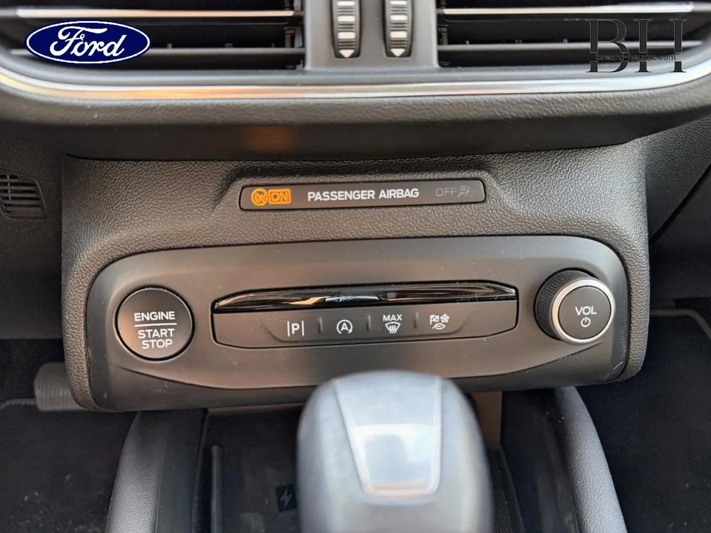 Vue rapprochée de la console centrale de la Ford Focus 2023, montrant le bouton start/stop et la molette de volume.
