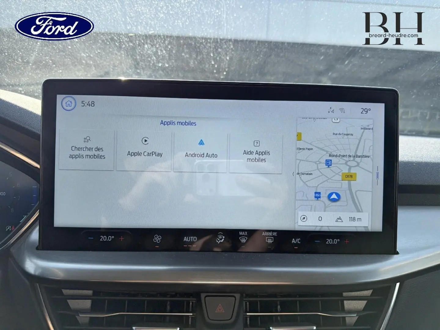 Écran tactile central de la Ford Focus 2023 gris lunaire, affichant navigation et options Apple CarPlay, Android Auto.