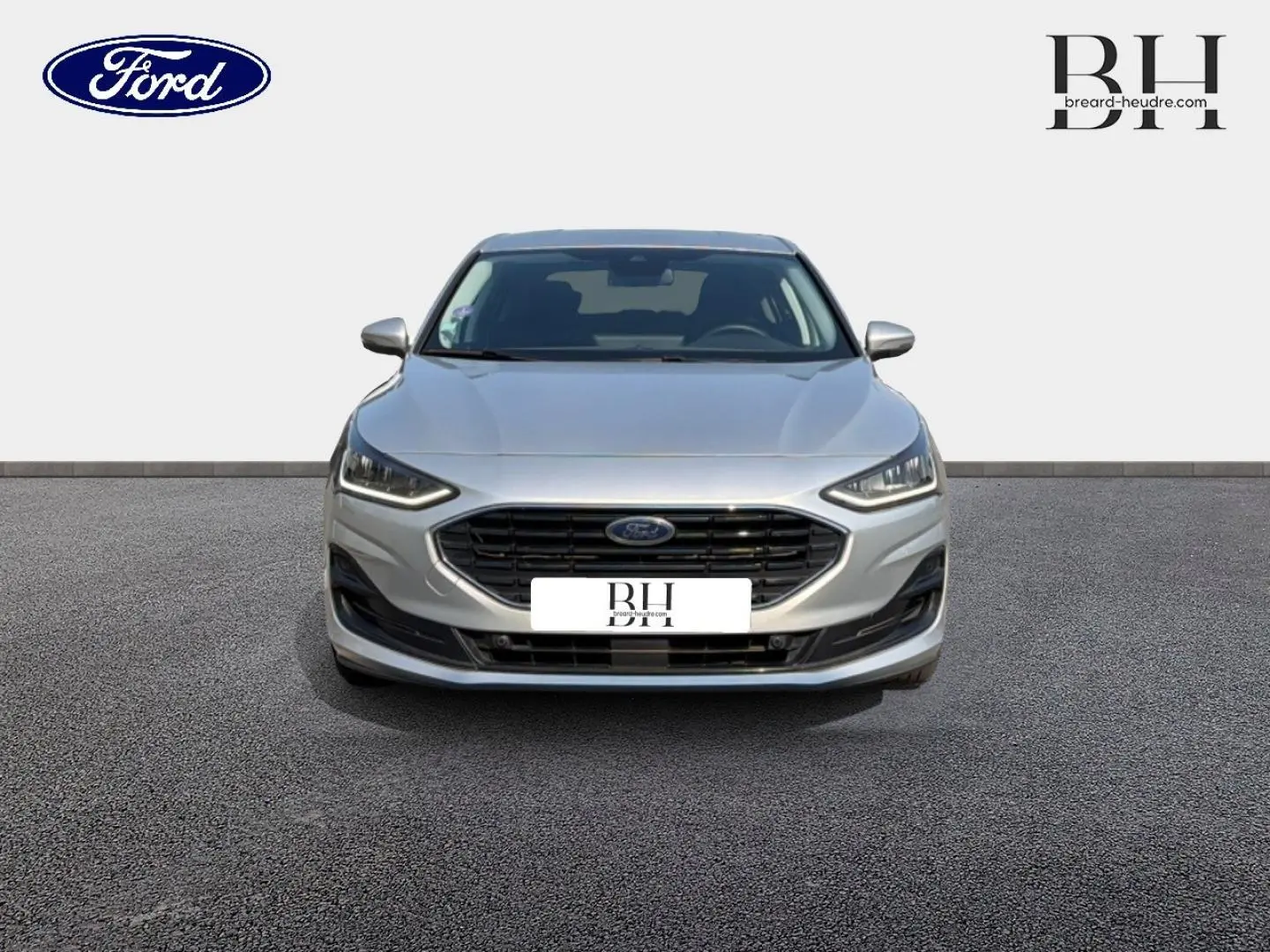 Ford Focus 2023 gris lunaire métallisé vue de face, calandre noire et phares LED distinctifs visibles.