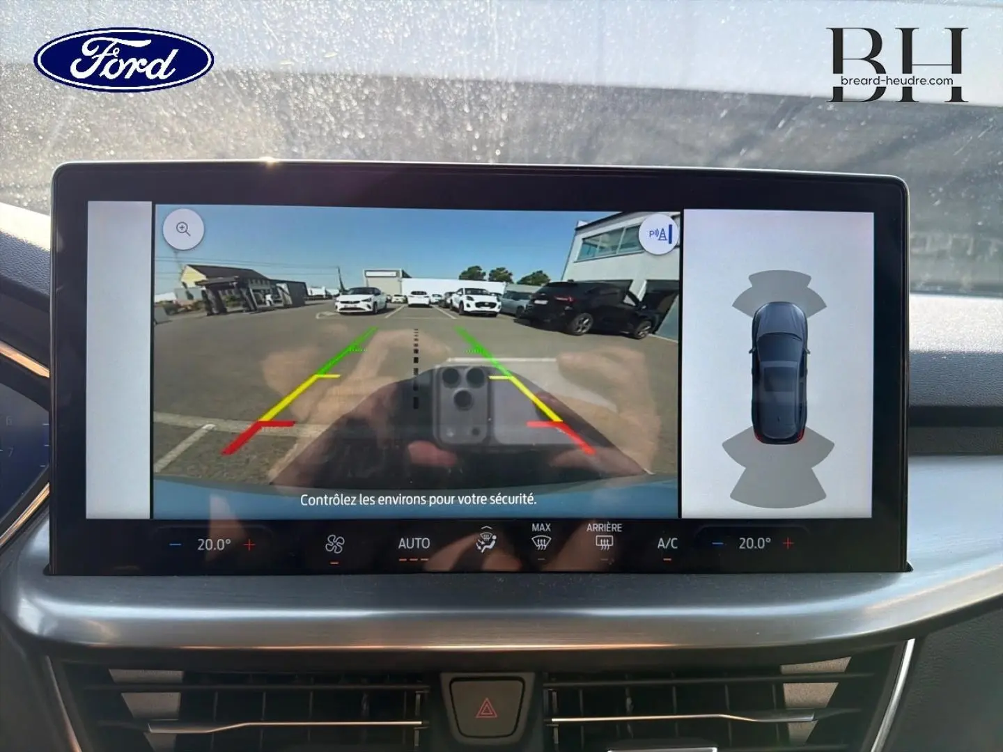 Écran tactile intérieur montrant la caméra de recul et l'affichage 360° du Ford Focus gris Lunaire 2023.