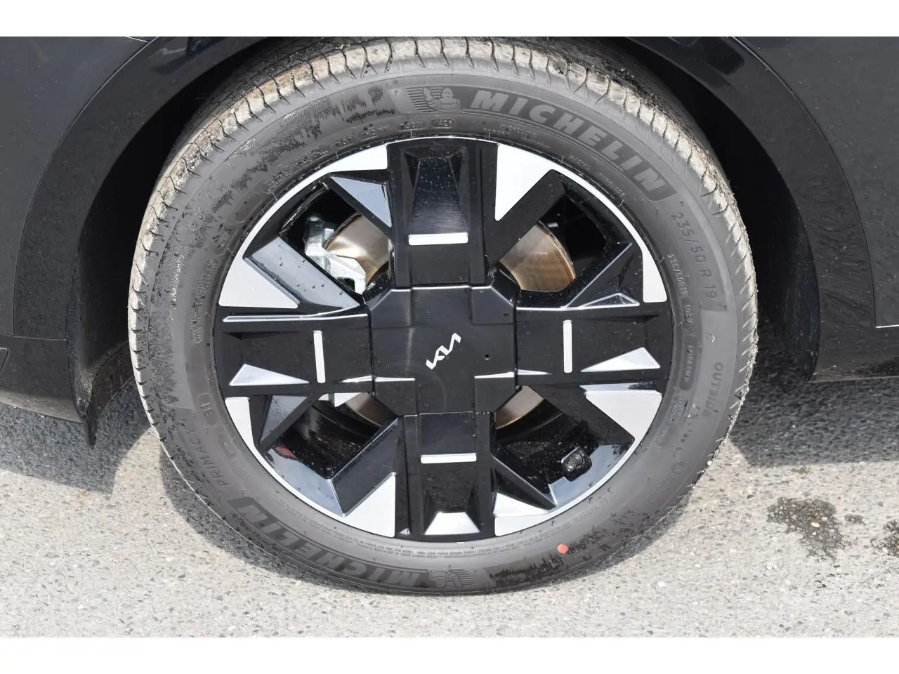 Gros plan sur la jante noire et argentée 19 pouces du Kia Sportage hybride 2026 avec pneu Michelin.