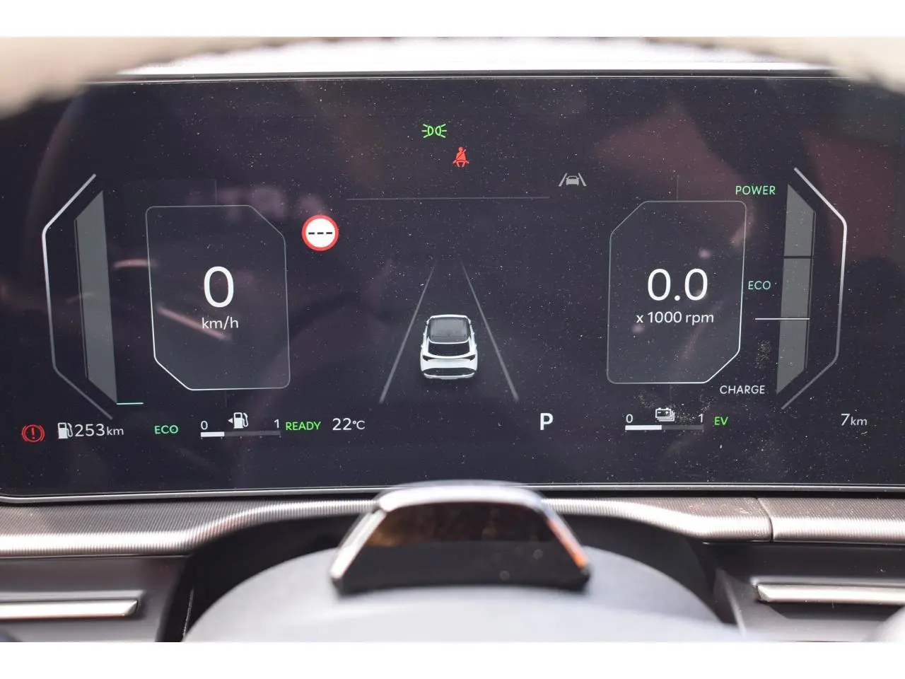 Combiné d'instrumentation digital 12,3'' du Kia Sportage hybride 2026 affichant la vitesse et l'assistance au maintien de voie.