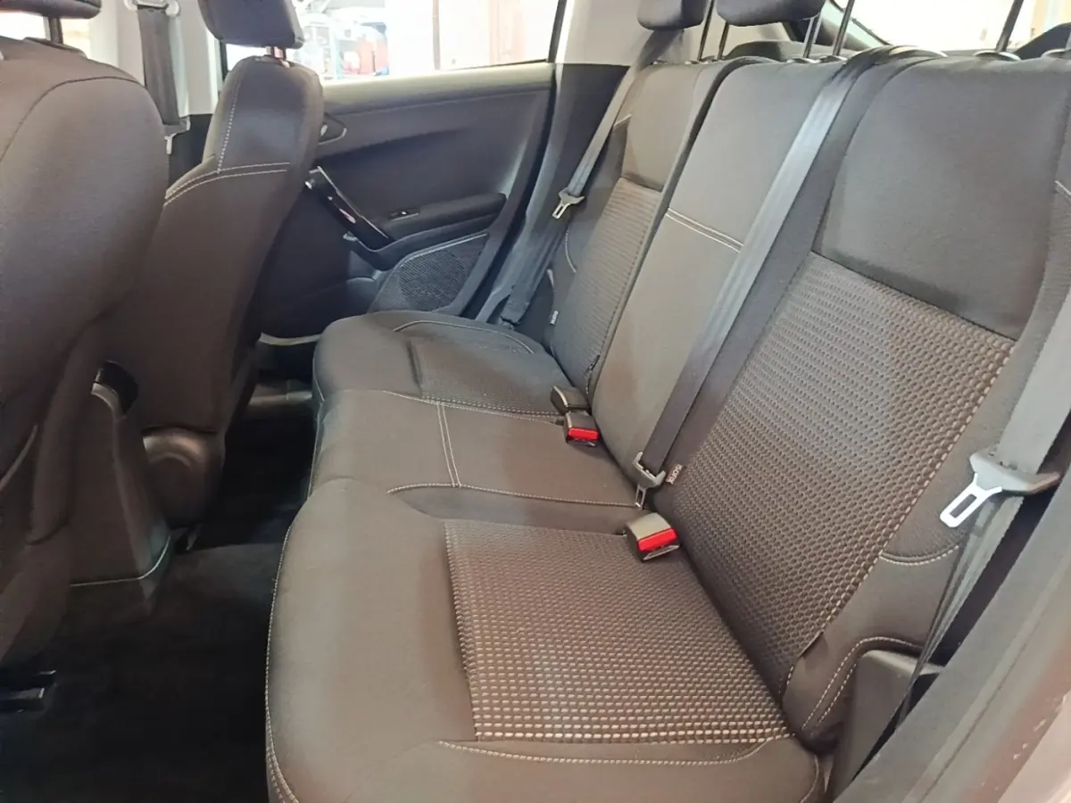 Vue intérieure côté droit sur la banquette arrière noire de la Peugeot 208 Puretech 82 Allure 2019.