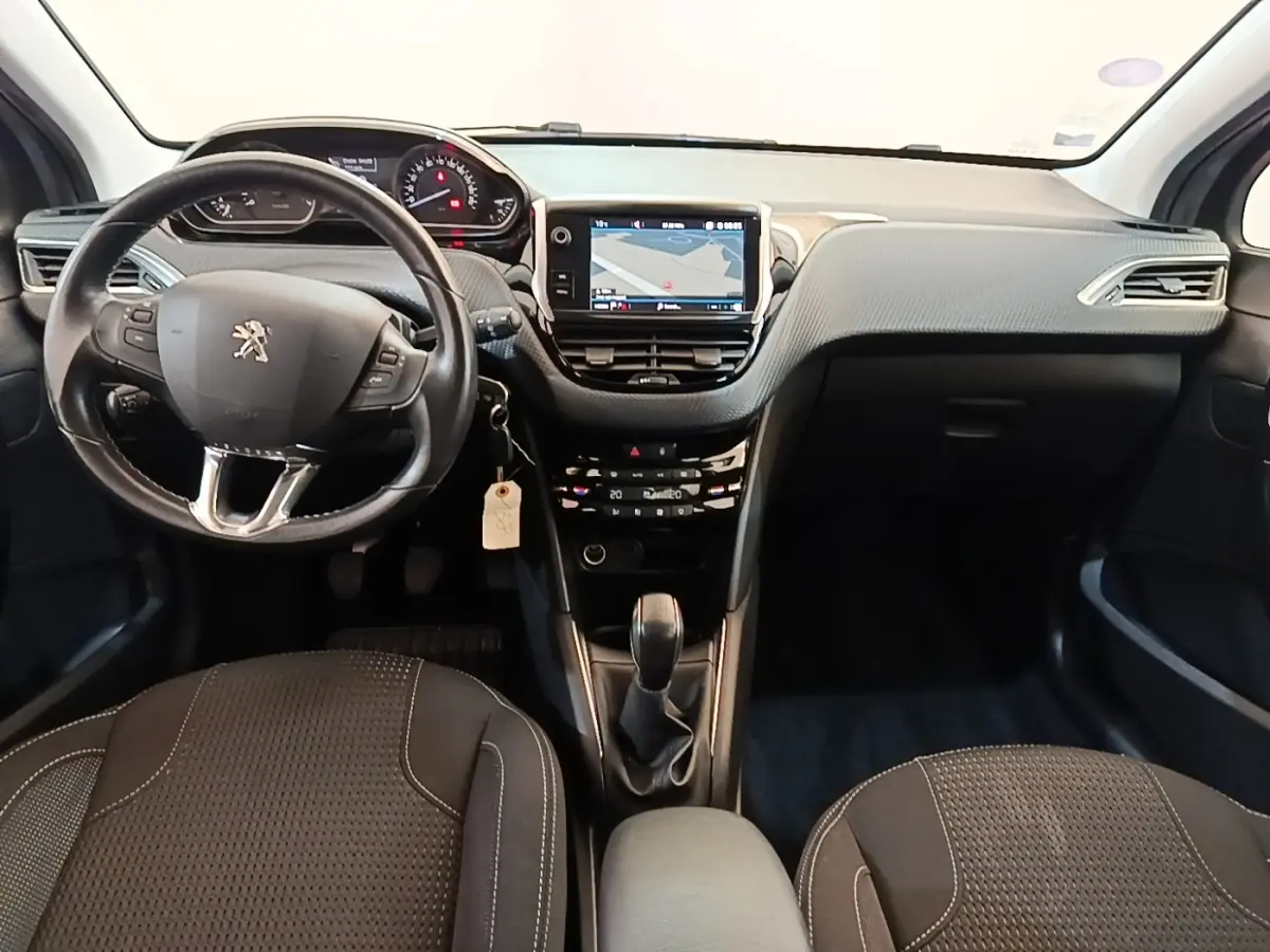 Intérieur de Peugeot 208 Puretech 82 Allure 2019, vue frontale du tableau de bord et volant cuir noir avec écran tactile.