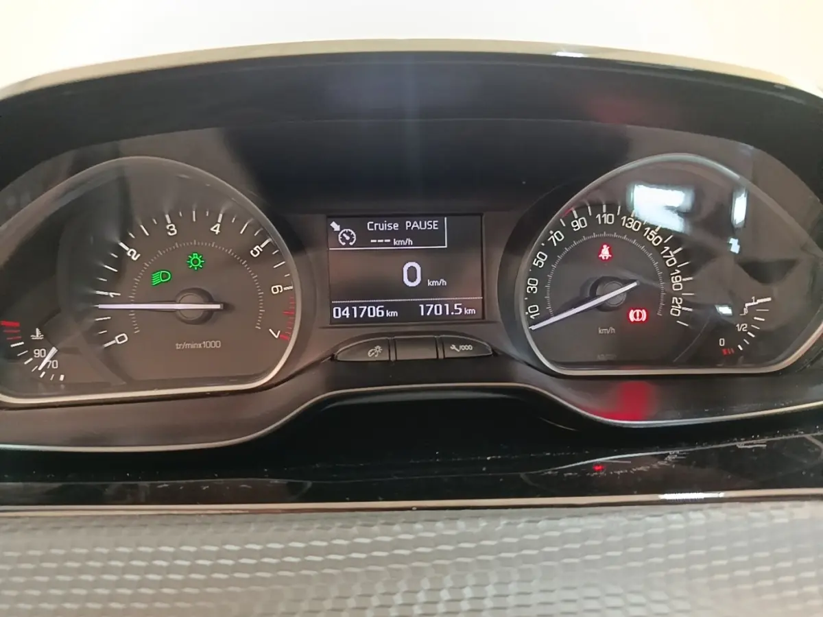 Tableau de bord de Peugeot 208 Puretech 82 Allure 2019, affichage digital avec compteur et indicateurs lumineux.