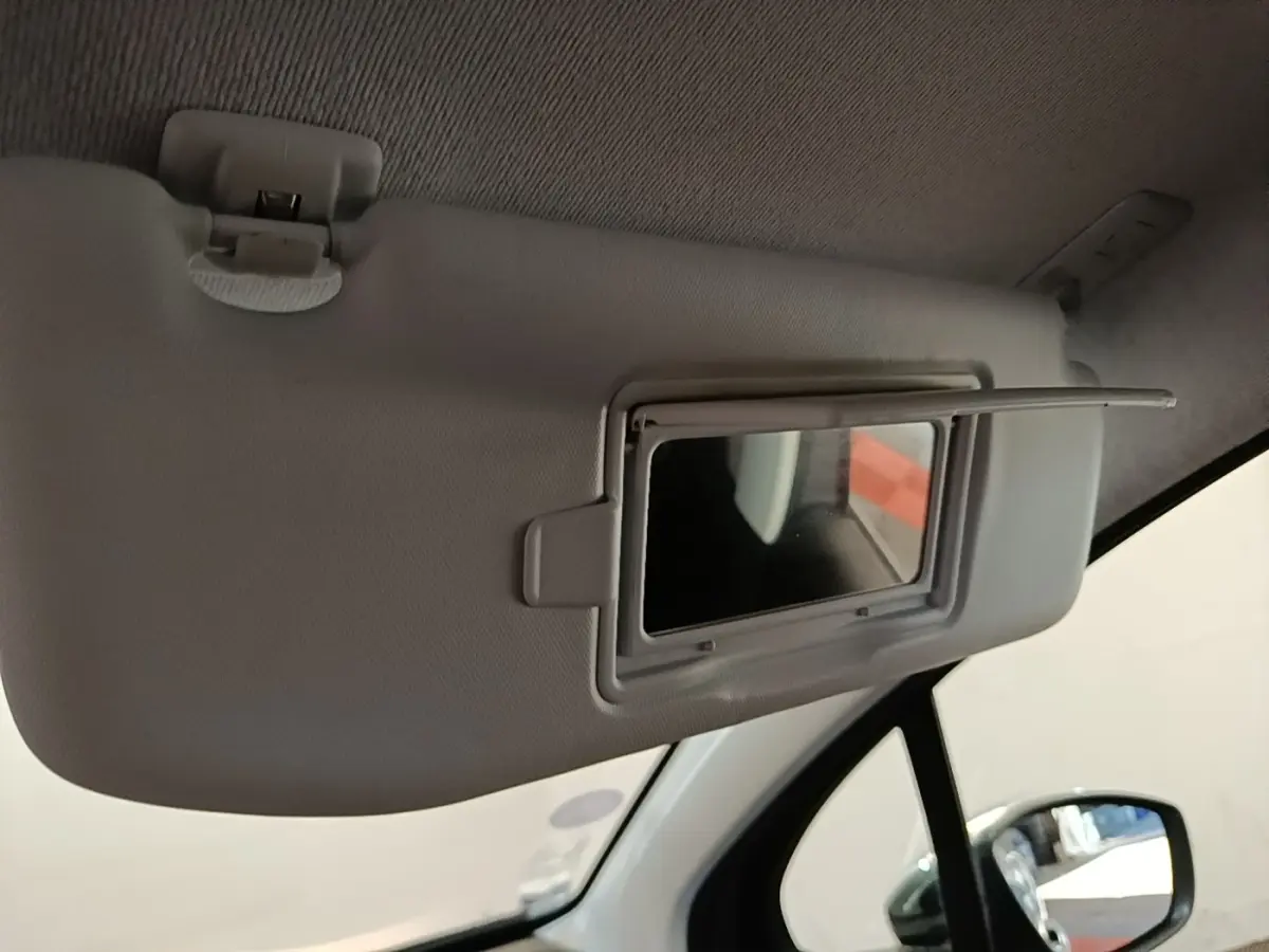 Détail du pare-soleil côté conducteur avec miroir intégré dans l’habitacle d’une Peugeot 208 gris clair.