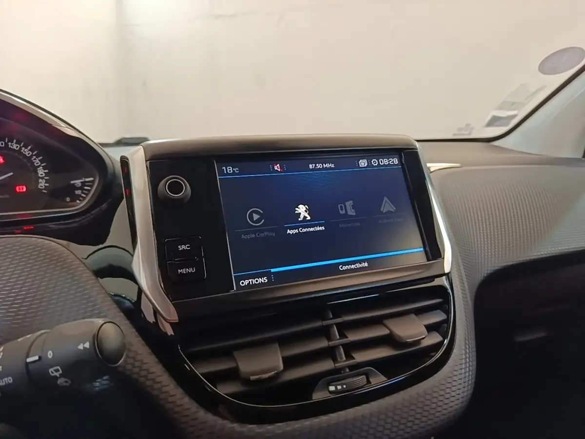 Vue rapprochée du tableau de bord de la Peugeot 208 Puretech 82 Allure 2019 avec écran tactile et affichage connecté.
