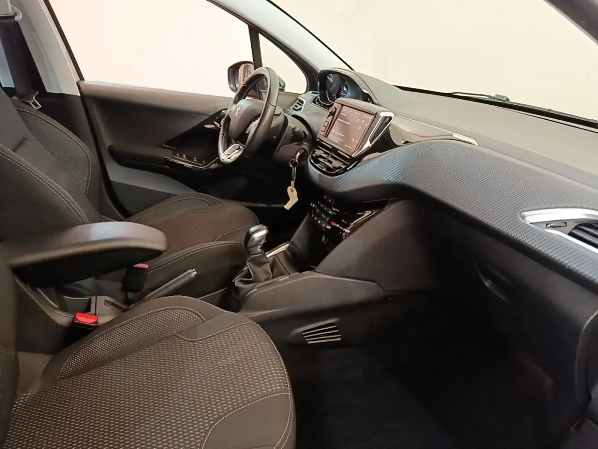 Vue intérieure côté conducteur de la Peugeot 208 Puretech 82 Allure 2019 avec tableau de bord et écran tactile.