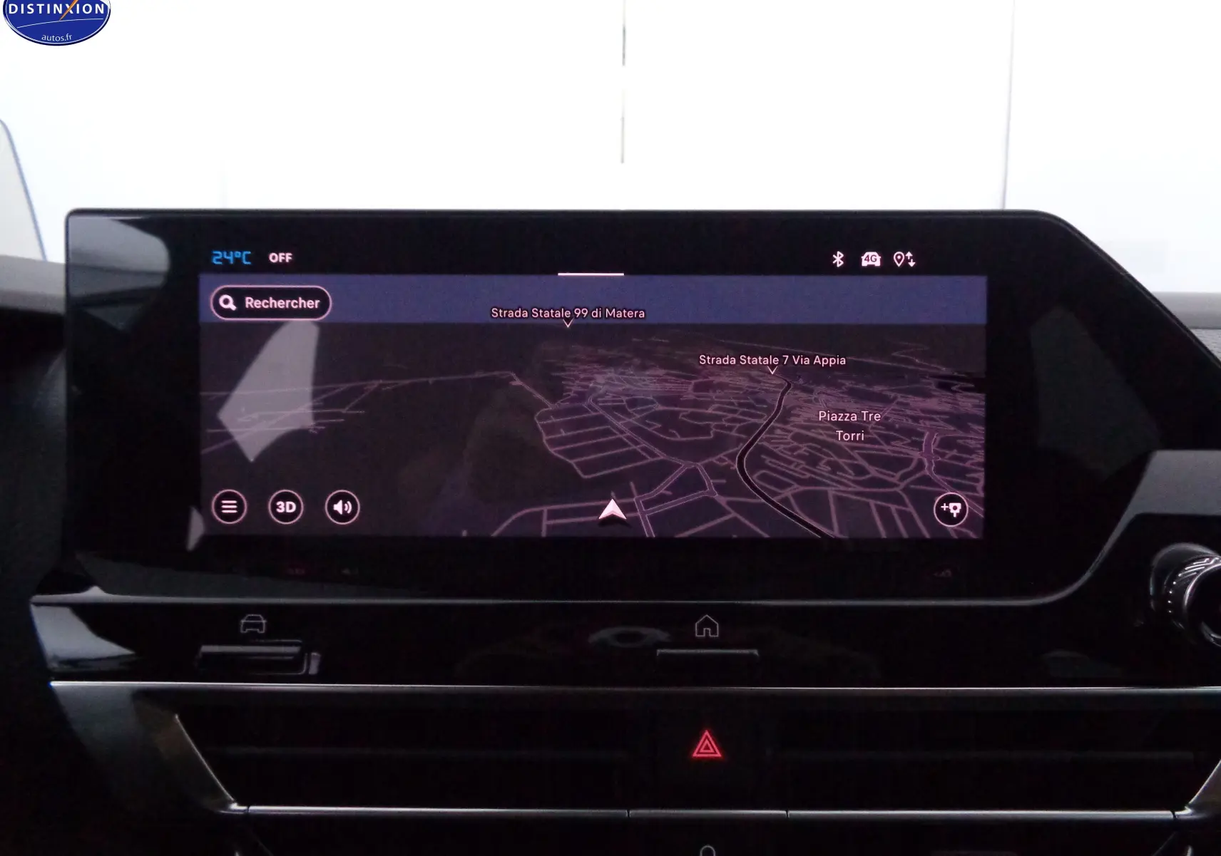 Écran tactile central du tableau de bord de la Citroën C4 X 2023 affichant la navigation GPS en mode nuit.