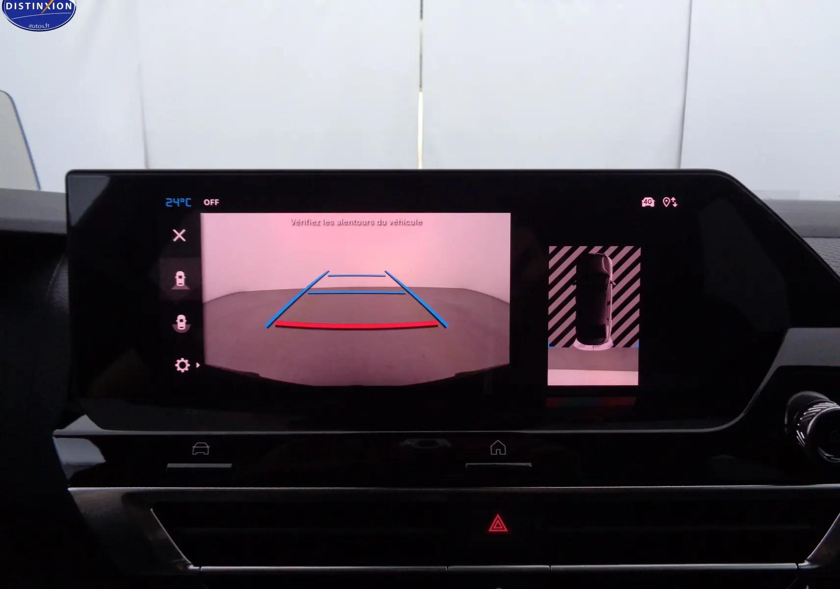 Écran central de la Citroën C4 X 2023 affichant la caméra de recul avec lignes de guidage et vue aérienne du véhicule.
