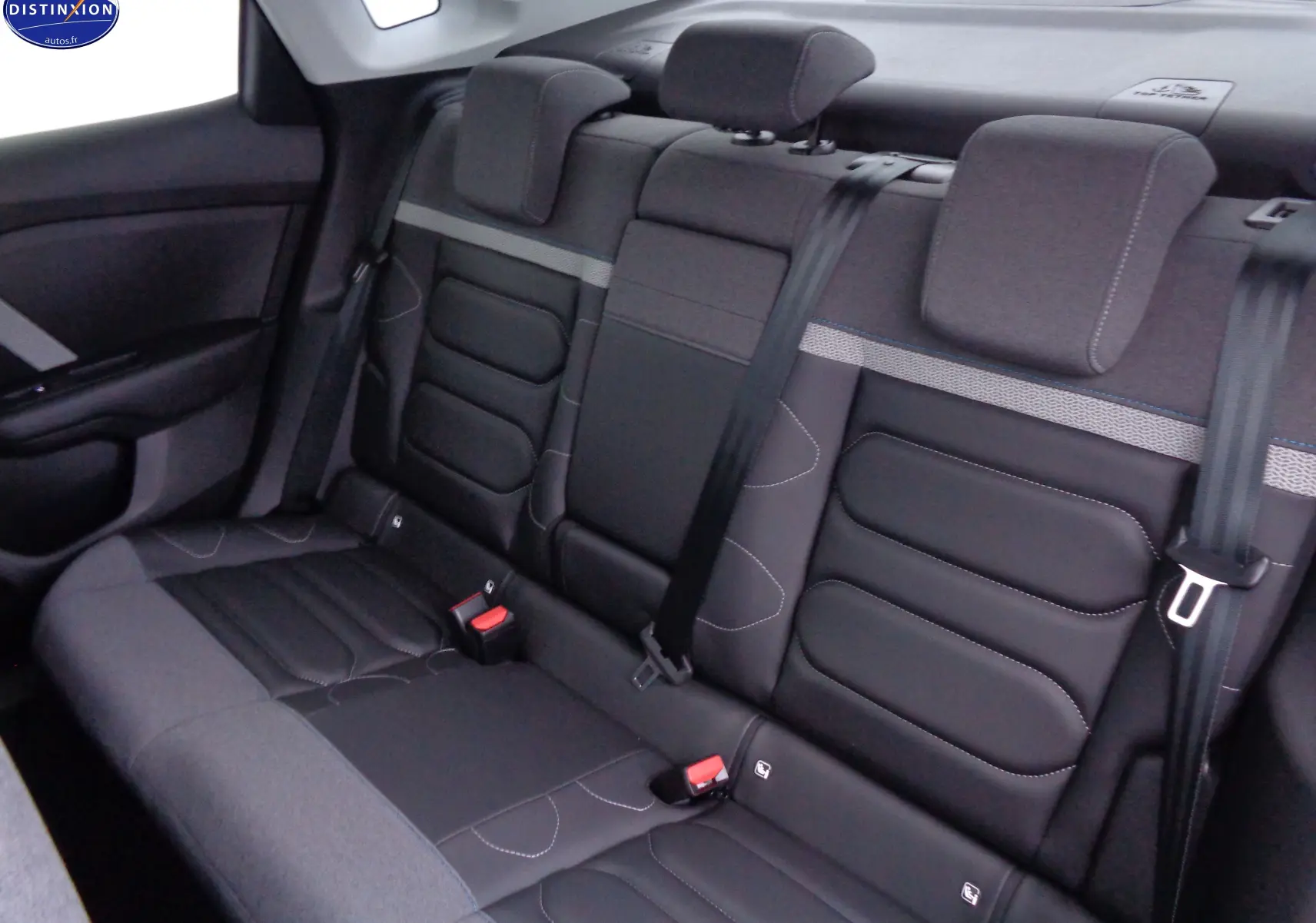 Vue intérieure sur la banquette arrière en tissu et cuir noir avec appuie-têtes du Citroën C4 X 2023.