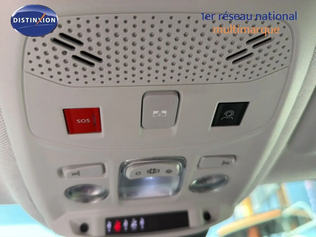 Vue intérieure en gros plan du plafonnier avec boutons SOS et commandes d’éclairage de la Citroën C4 X 2023.
