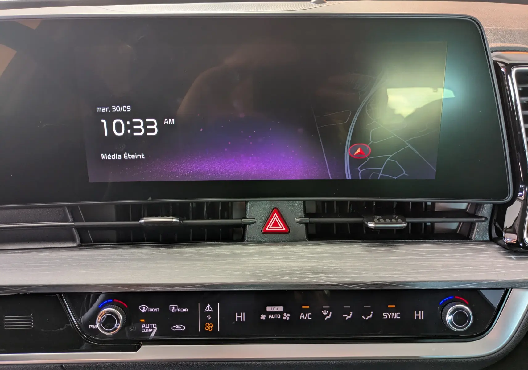 Tableau de bord du Kia Sportage MY25 gris eclipse, affichage tactile 12,3 pouces avec navigation et climatisation bizone.