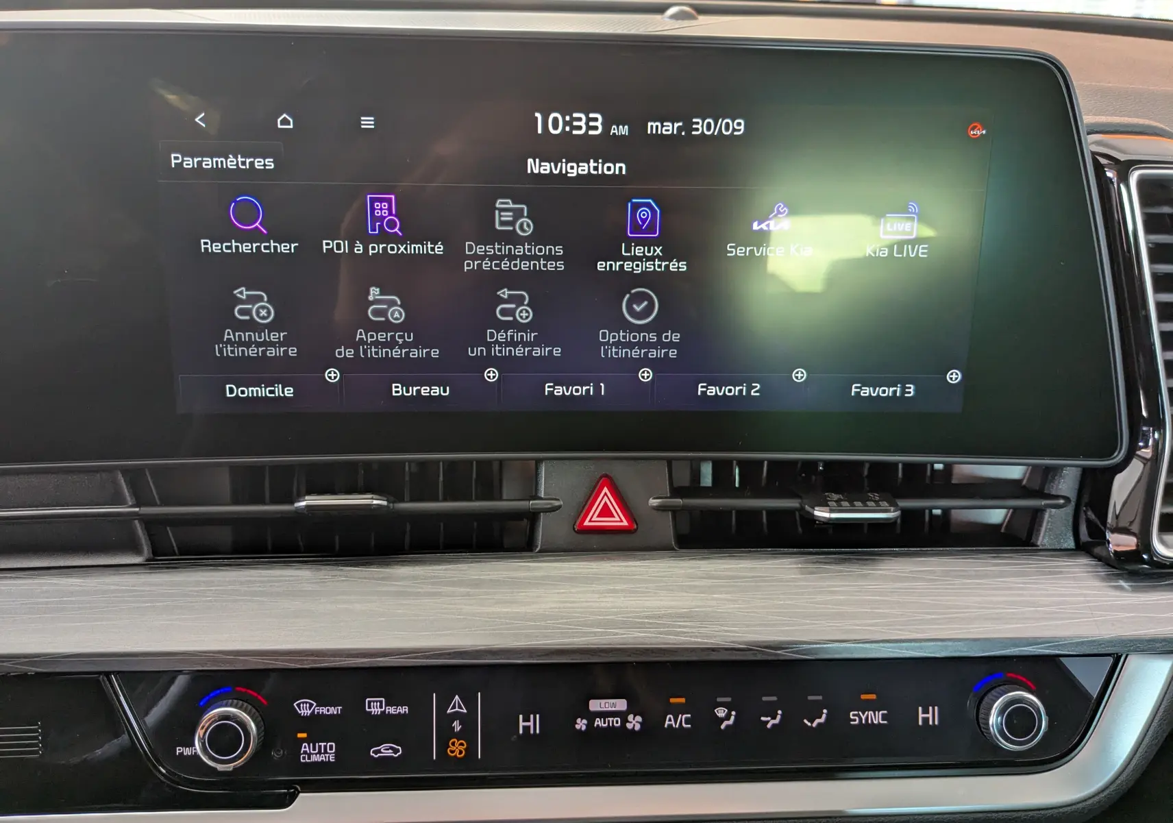 Écran tactile de navigation 12,3’’ du Kia Sportage MY25 gris eclipse avec commandes climatisation bizone en dessous