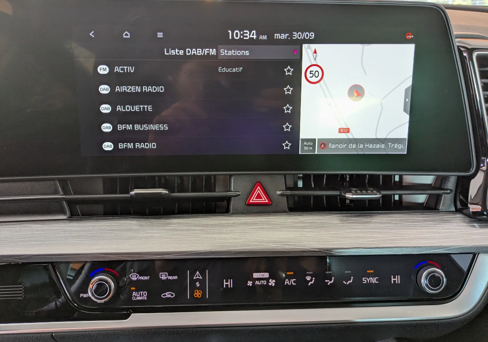 Tableau de bord du Kia Sportage MY25 gris eclipse, écran tactile 12,3’’ avec navigation et climatisation bizone.