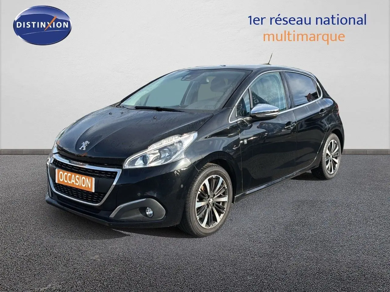 Peugeot 208 noir perle métal vue 3/4 avant droit, avec jantes alliage et rétroviseurs chromés.