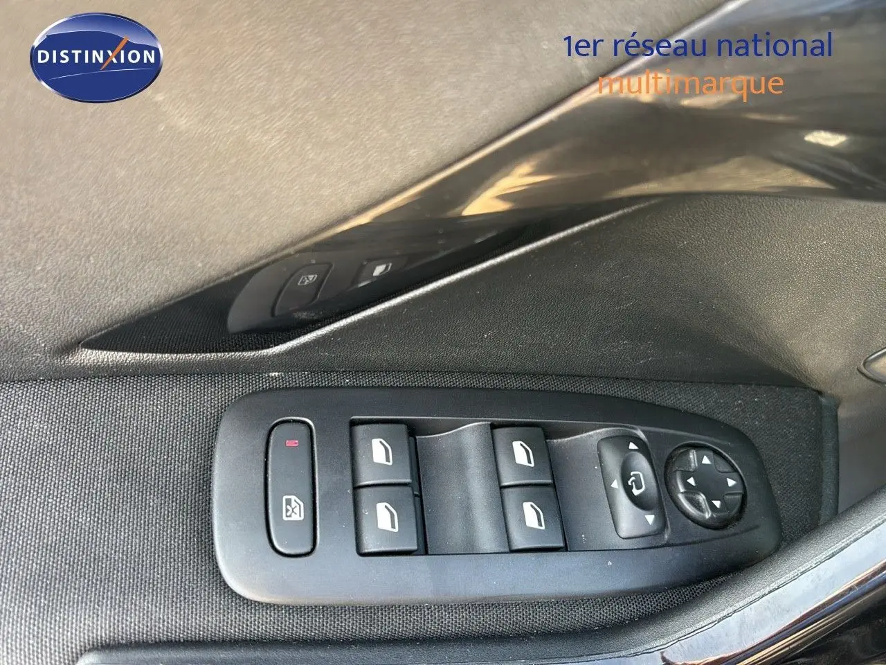 Panneau de commande des vitres et rétroviseurs côté gauche intérieur d'une Peugeot 208 noire perle métal.