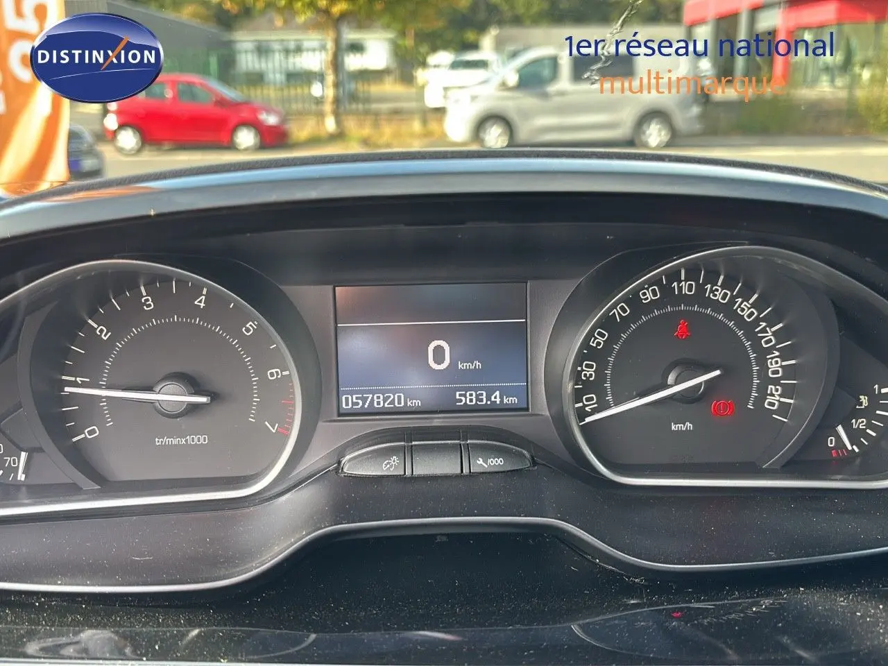Tableau de bord de Peugeot 208 1.2 PureTech 110 Tech Edition, affichage numérique au centre, intérieur noir.